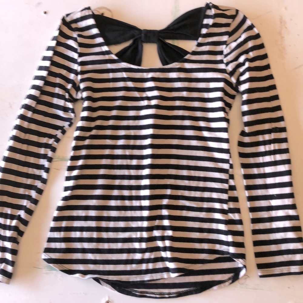 Striped mid sleeve shirt, with bow in back.